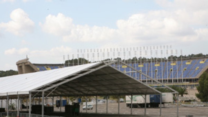 معرض على 12 ألف متر وحظيرة لـ600 سيارة و25 كلبا لحراسة الكتب