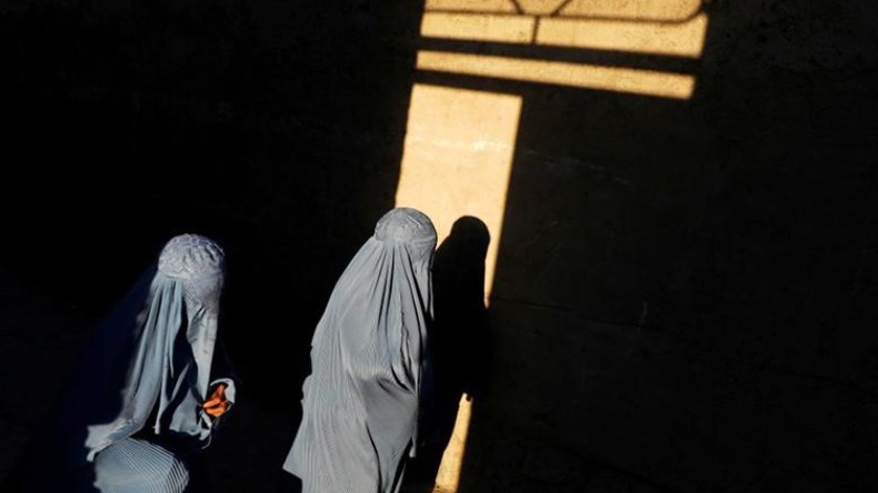 إذاعة “سما” الأفغانية تغلق بعد تهديدات ترفض عمل المذيعات!