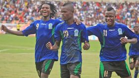 سماتا واوميوينغي يرعبان غوركوف قبل موقعة دار السلام