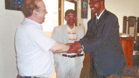 قسنطيني لسامي الحاج: سأوصل شهاداتك عن المعتقلين الجزائريين للرئيس بوتفليقة