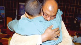 عناق ودموع في لقاء مشهود بين سامي الحاج وعائلات المعتقلين الجزائريين