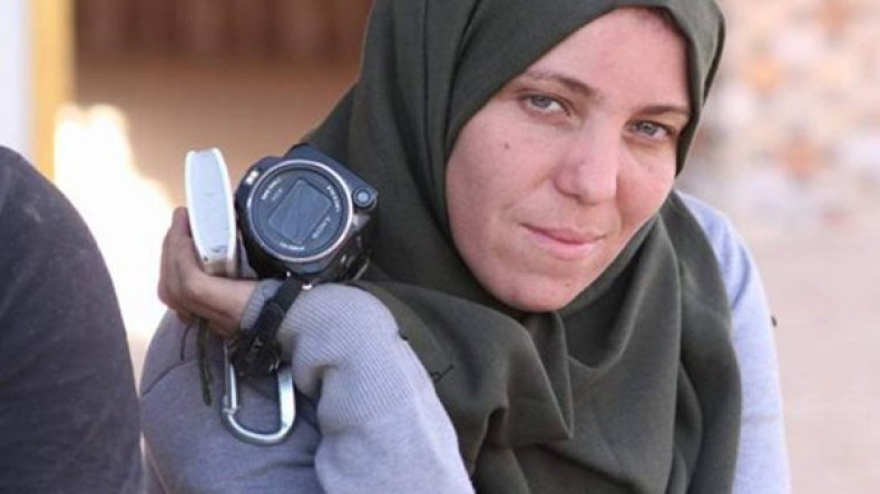 الخارجية تعيد الصحافية مواقي إلى الجزائر