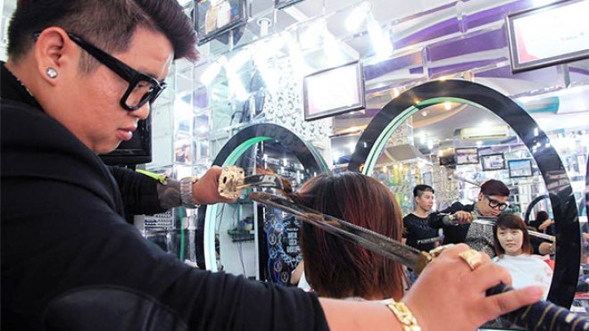 مصفف شعر يستعين بسيف الساموراي بدلاً من المقص!