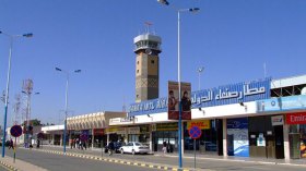 التحالف العربي يقصف مدرجا في مطار صنعاء لمنع هبوط طائرة إيرانية