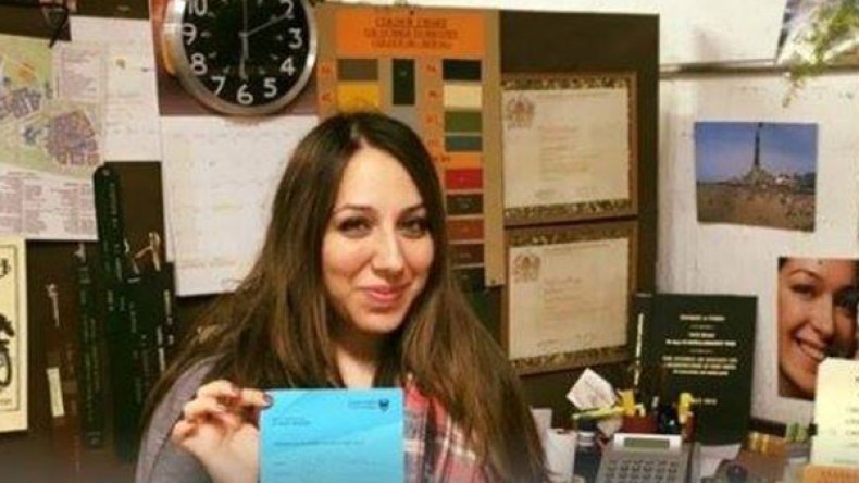 سناء.. أوّل دكتورة فلسطينية تحوز على شهادة في بريطانيا وتفضّل التدريس في فلسطين