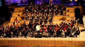 السوبرانو الجزائرية أمال جلول تتألق في ختام مهرجان السيمفونية السابع