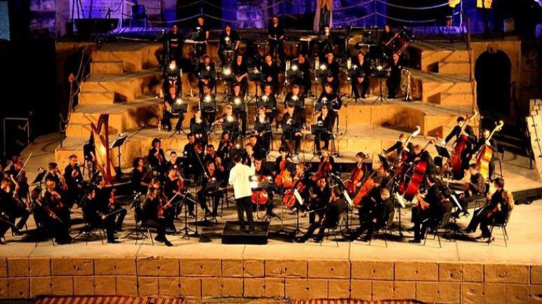 السوبرانو الجزائرية أمال جلول تتألق في ختام مهرجان السيمفونية السابع