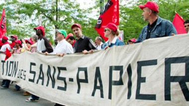 20.000 Algerian illegal immigrants contend to settle their status in France