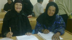 عجوز بمحو الأمية تهدد معلمتها بالضرب إذا لم تنجح في الامتحان