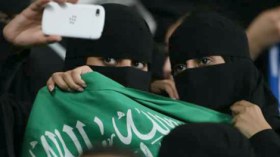 مشجعة كرة قدم تثير غضب سعوديين
