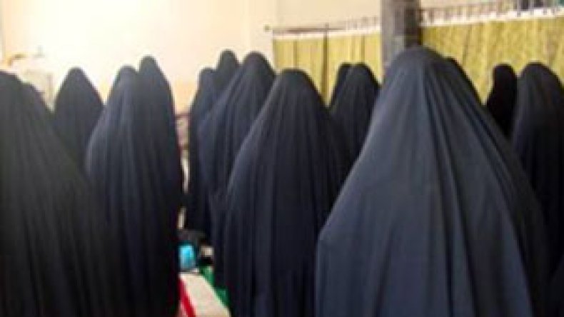 امرأة تؤم المصليات لاول مرة في السعودية