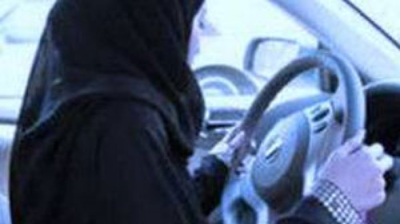 فيديو : سعودية تتحدى قانون منع النساء من قيادة السيارة