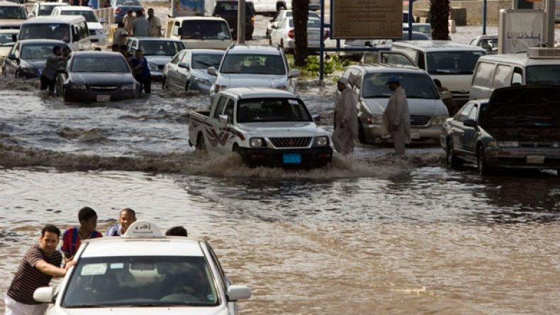 السيول تقتل 13 شخصا بالسعودية