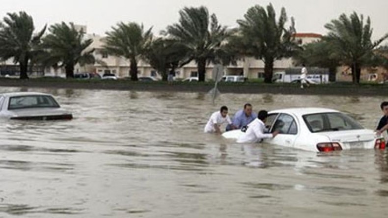 مقتل 5 أشخاص في سيول غزيرة تجتاح العاصمة السعودية