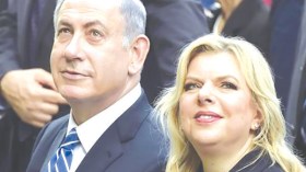 زوجة الرئيس الصهيوني أظهرت ساقيها في حضرة ترامب!