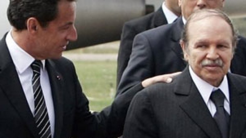 بوتفليقة سيبلغ ساركوزي موقفه من المشاركة اليوم