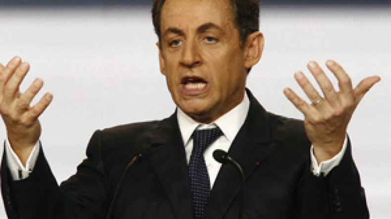 ساركوزي يحظر ارتداء البرقع والنقاب في فرنسا