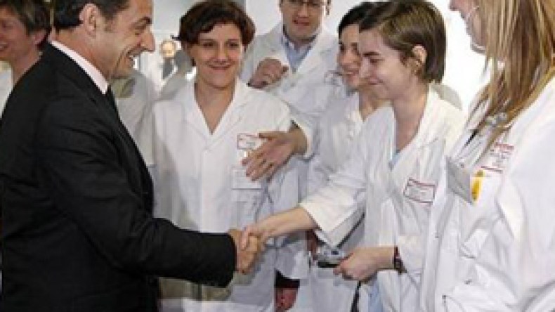 الفرنسيون قلقون على الحالة الصحية لرئيسهم في غياب الشفافية