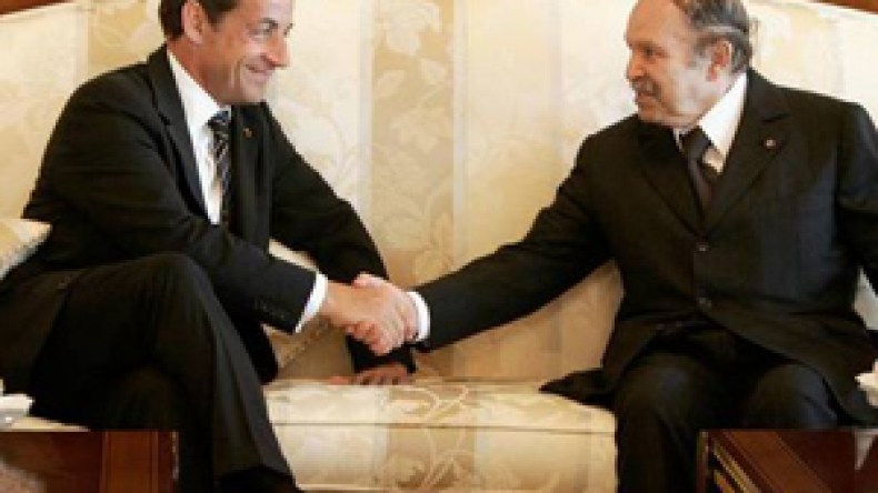 بوتفليقة وساركوزي يلتقيان بعد عامين من الجفاء ومساع لقمة مع مبارك