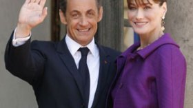 والد ساركوزي : كارلا حامل وننتظر طفلة تشبهها