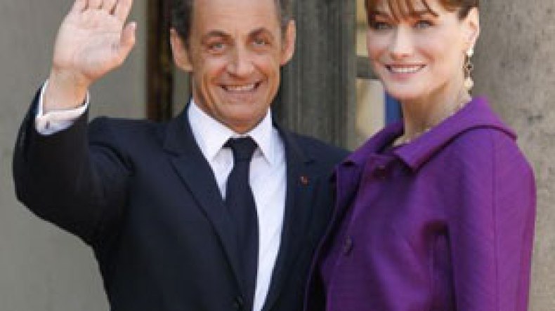 والد ساركوزي : كارلا حامل وننتظر طفلة تشبهها