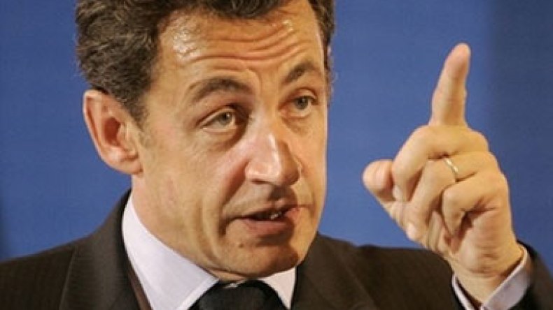 صحيفة  إيرانية  تشتم  كارلا  بروني  .. وساركوزي  يحتج