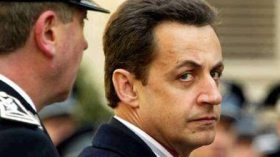 ساركوزي يوقف صحفيا من قناة فرانس 2 وصف زوجته بآكلة لحوم البشر