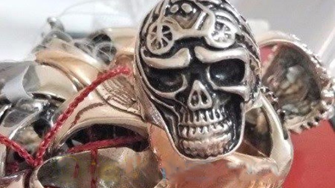 إكسسوارات رجالية تحمل رموزا شيعية وقرون الشيطان في الجزائر