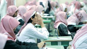 طالبان يؤديان الاختبار بدلاً عن قريبيهما