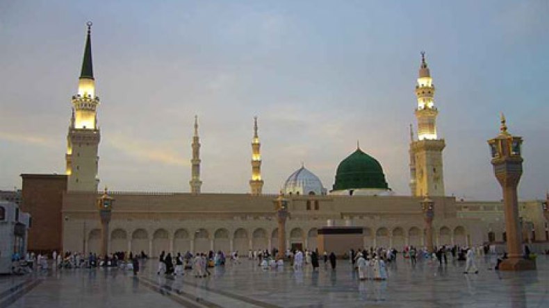 السعودية: إنقاذ شاب حاول الانتحار من على أسوار الحرم النبوي