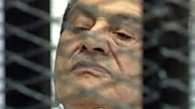 Égypte: malade, Moubarak plaide non coupable, le procès ajourné