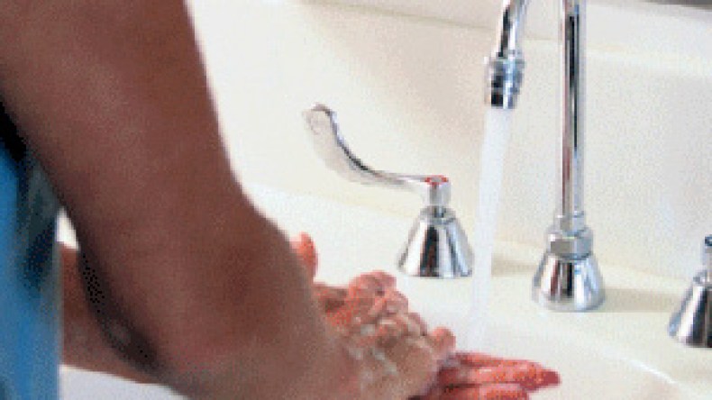 تهافت غير مسبوق على السوائل المطهرة ومختصون يحذرون من مضاعفاتها