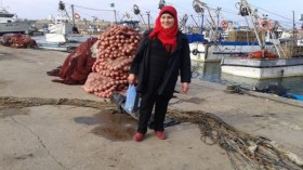 أرملة تحدّت الإرهاب فأصبحت أول صيّادة رسمية في الجزائر