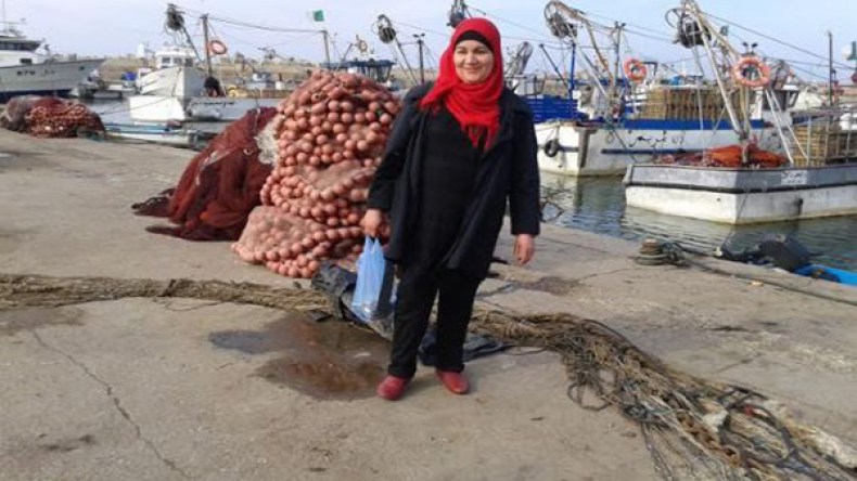 أرملة تحدّت الإرهاب فأصبحت أول صيّادة رسمية في الجزائر