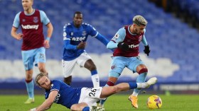 مدرب وست هام لا يُحبّ الأسئلة الخاصّة بـ “بن رحمة”