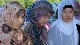 100 جمعية نسائية جزائرية في حملة توقيعات لنصرة الحجاب