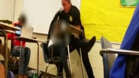 شرطي يعنف طالبة ويطرحها أرضاً في أمريكا