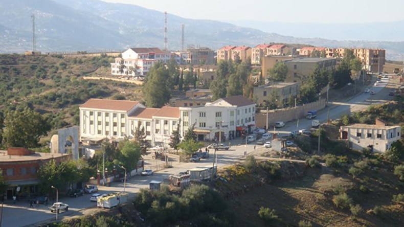 سكان 14 قرية ببلدية “ايلولا أومالو” بتيزي وزو يحتجون