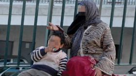 صرخة‭ ‬متسولة‭:‬ لهذه‭ ‬الأسباب‭ ‬أجلس‭ ‬مع‭ ‬أبنائي‭ ‬الخمسة‭ ‬أمام‭ ‬أبواب‭ ‬المساجد