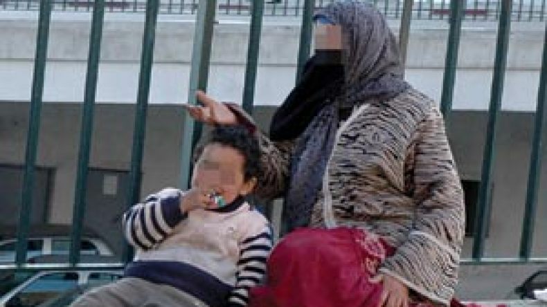 صرخة‭ ‬متسولة‭:‬ لهذه‭ ‬الأسباب‭ ‬أجلس‭ ‬مع‭ ‬أبنائي‭ ‬الخمسة‭ ‬أمام‭ ‬أبواب‭ ‬المساجد