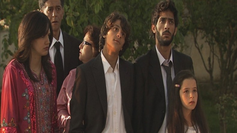 “الشائعات حاولت تدميري.. ودفعت شقيقي محمد للاستقرار بفرنسا مع زوجته وابنه!”