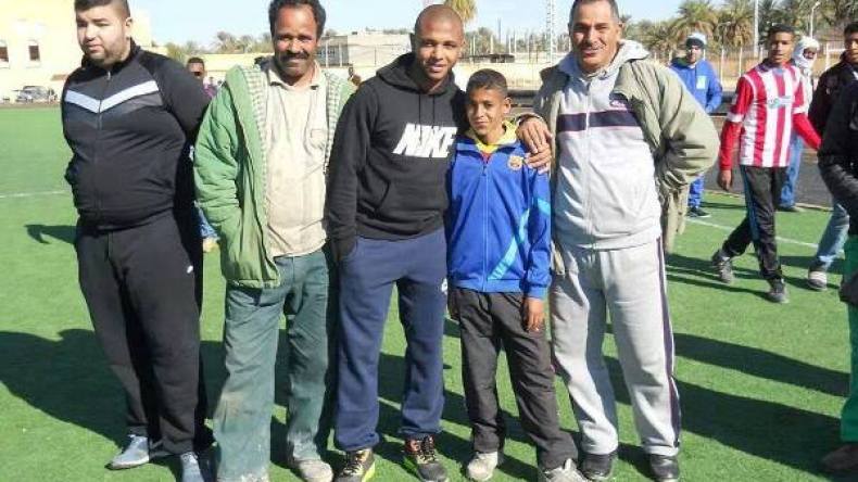 براهيمي يتمتع بدفئ الشمس وتواضع أهل المنيعة