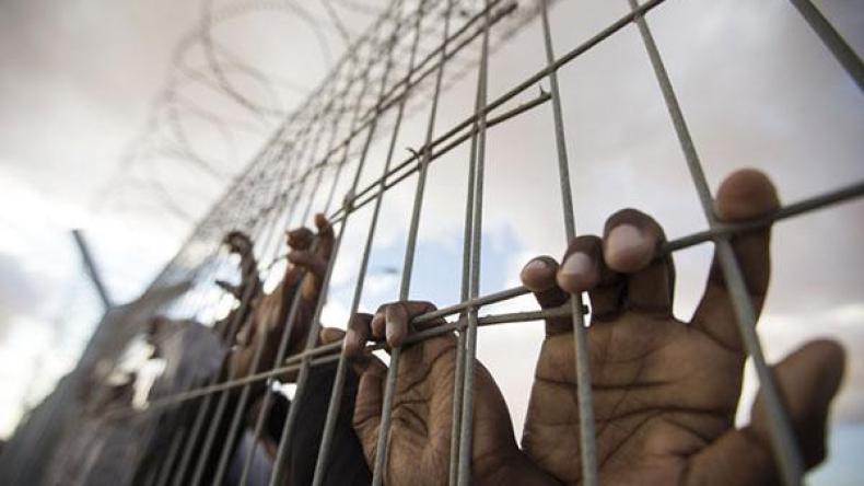 السجون الإسرائيلية تعاقب الأسرى الفلسطينيين المضربين عن الطعام