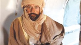 الثوّار ‬‬‬يقطعون‭ ‬‬أصابع سيف‭ ‬الإسلام‭
