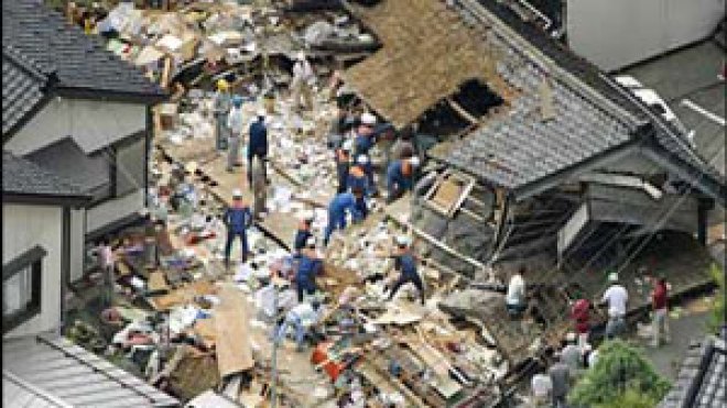 السلطات اليابانية تخلي منطقة حول محطة نووية دمرها الزلزال (فيديو )