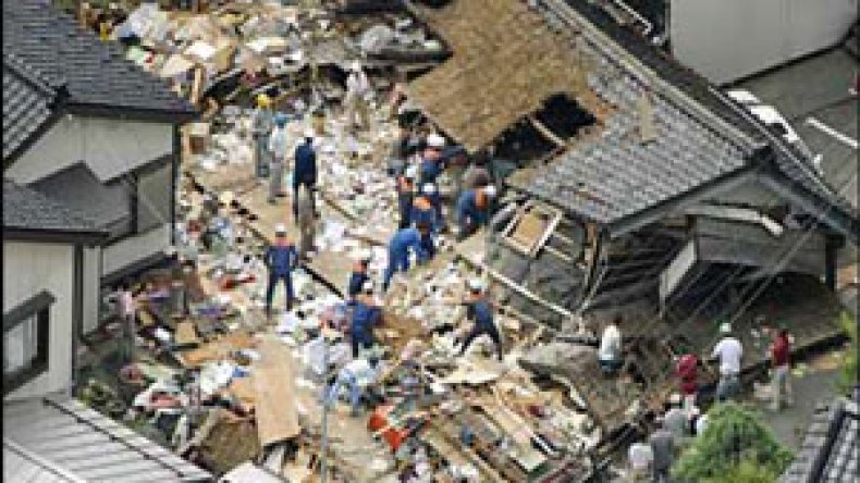 السلطات اليابانية تخلي منطقة حول محطة نووية دمرها الزلزال (فيديو )