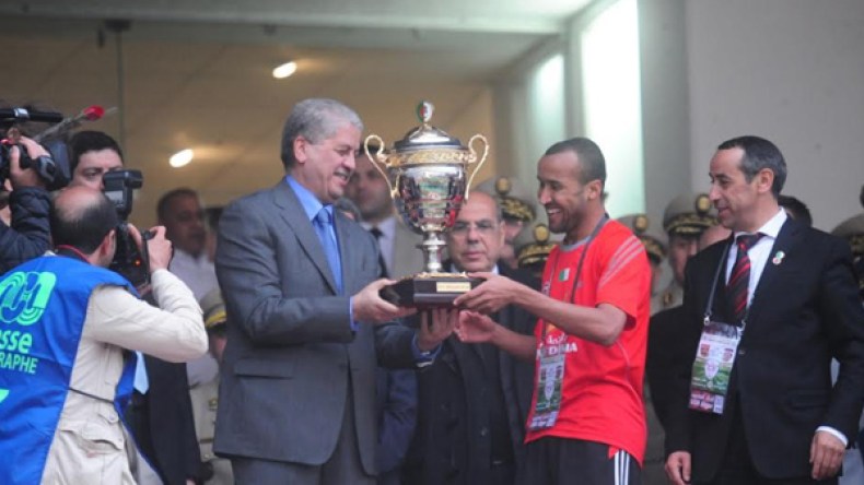 سلال أول وزير يسلم كأس الجمهورية مرتين في تاريخ المنافسة