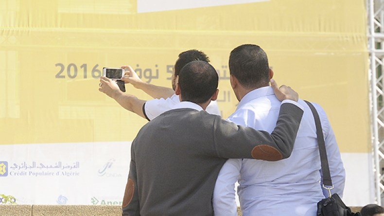 سلفي.. مواعيد والإقبال على الأكل يتفوق على شراء الكتب!