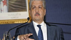 بوتفليقة يلغي قرار منع خروج بعض الأشخاص من الجزائر