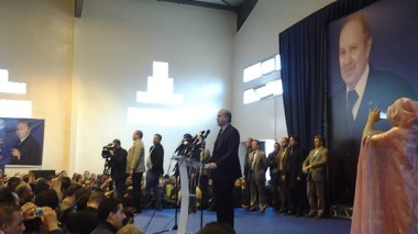 Angry people shout anti-government slogans in Sellal’s rally